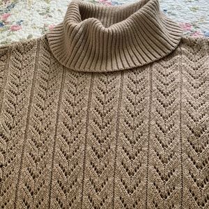 Women’s sweater in XL beige.